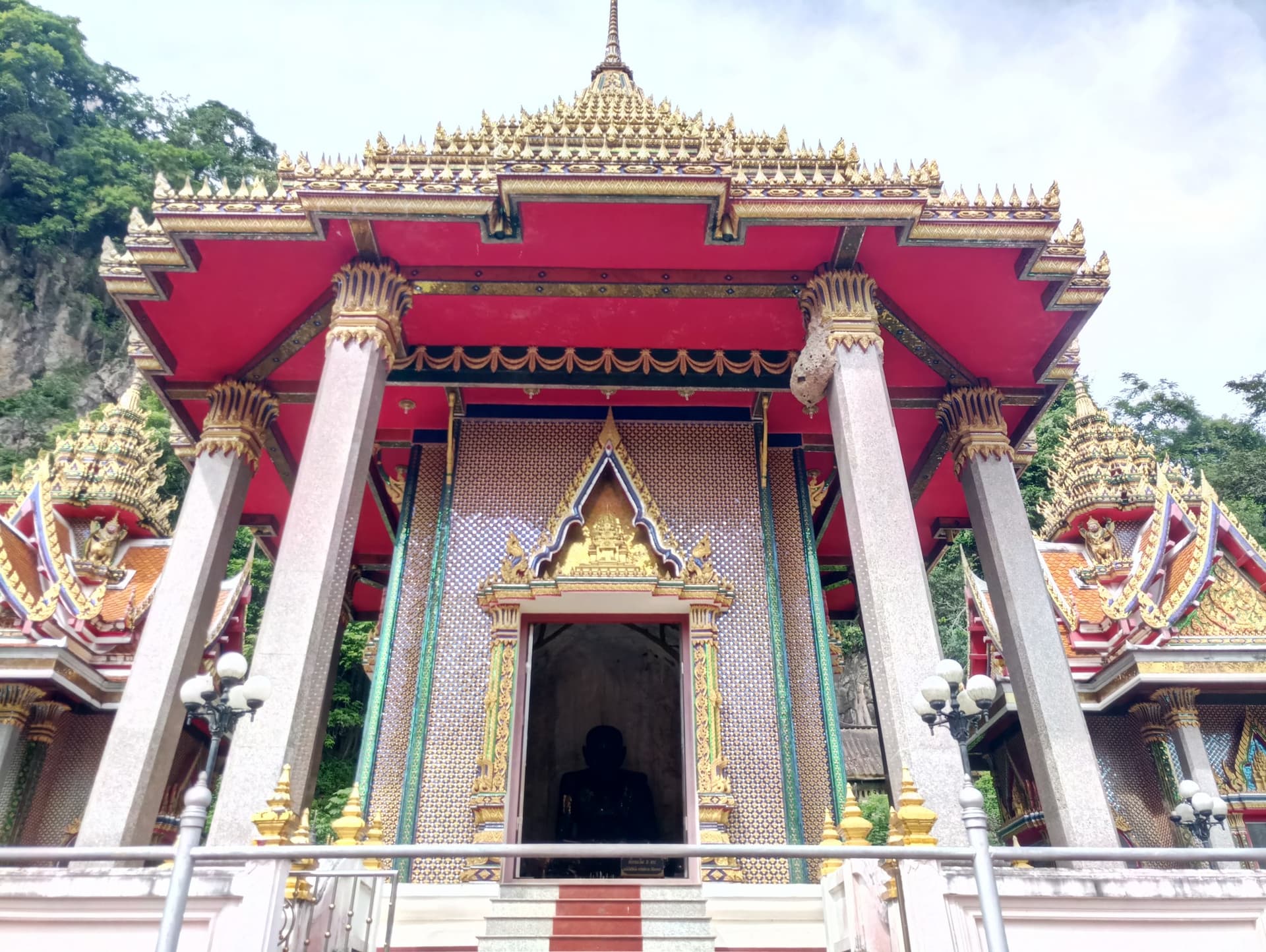 Le Wat Tham Khuha Sawan
