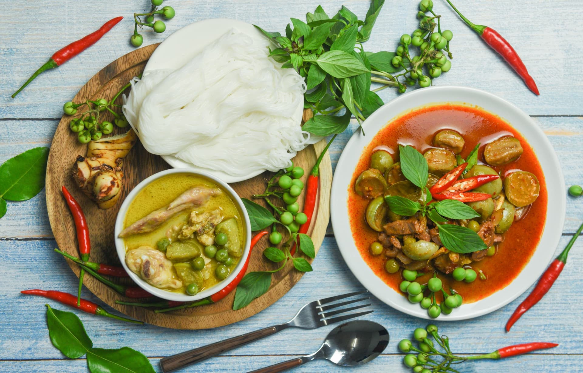 Curry thaï : quelles différences entre le curry rouge, vert et jaune ?